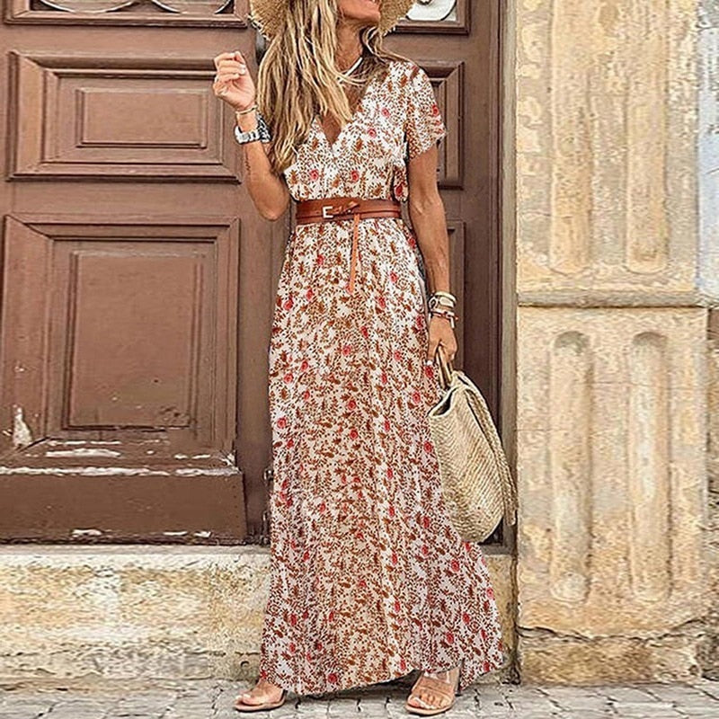 "Bohemian vintage damesjurk met hoge split en unieke prints, vloeiende lijnen, ideaal voor een opvallende bohemien look"