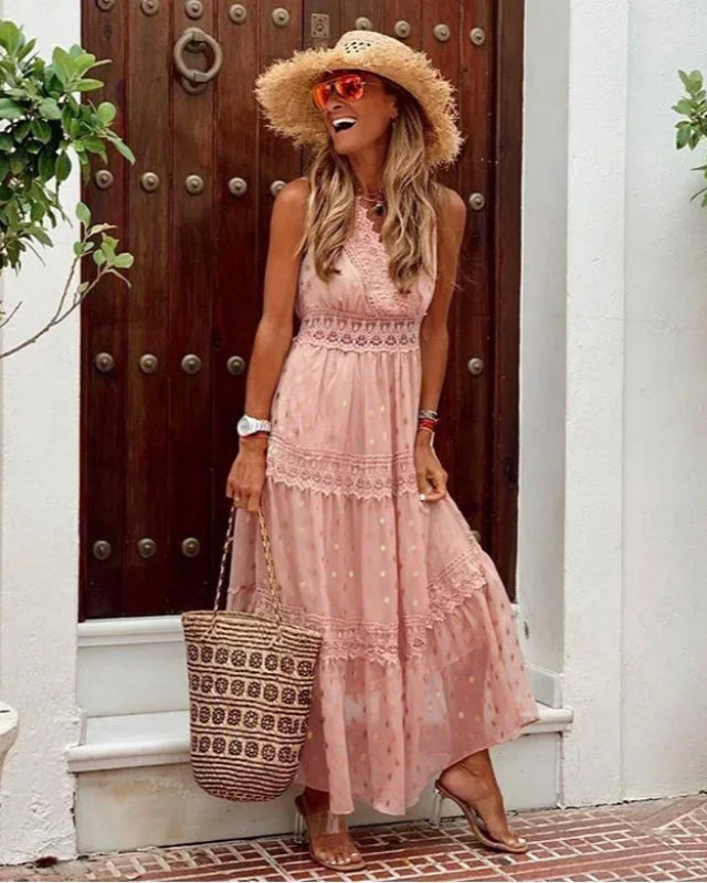 "Boho maxi jurk met V-hals, ademende stof en speels patroon, perfect voor zomeruitjes en stijlvolle elegantie."
