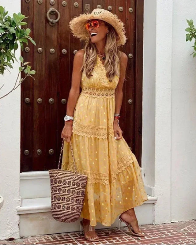 "Boho maxi jurk met V-hals, ademende stof en speels patroon, perfect voor zomeruitjes en stijlvolle elegantie."