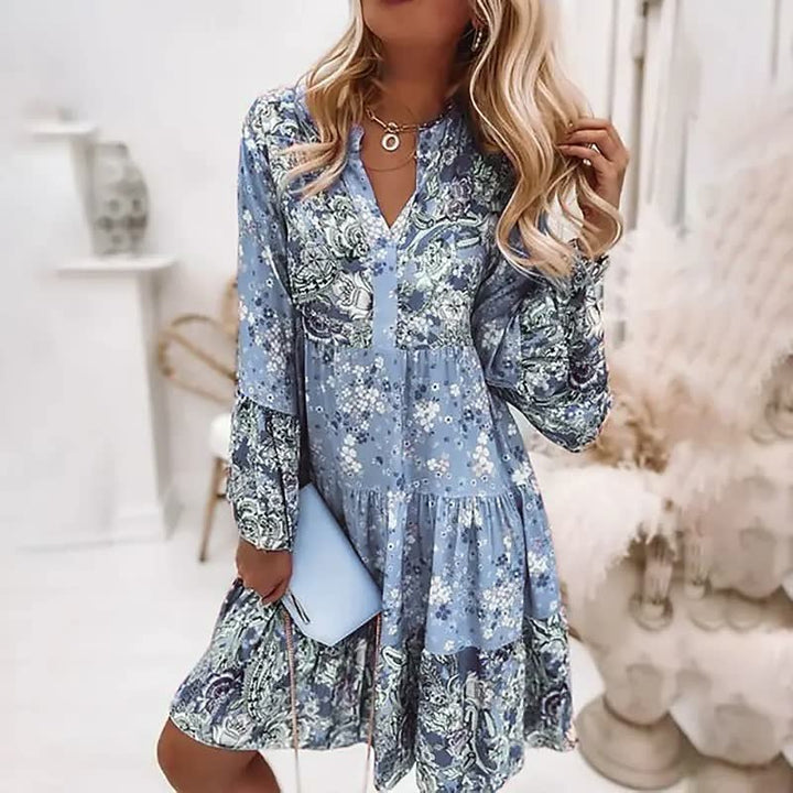 "Boho zomerjurk met V-hals, flairmouwen en levendige bohemian print; ideale luchtige jurk voor warme zomerdagen."