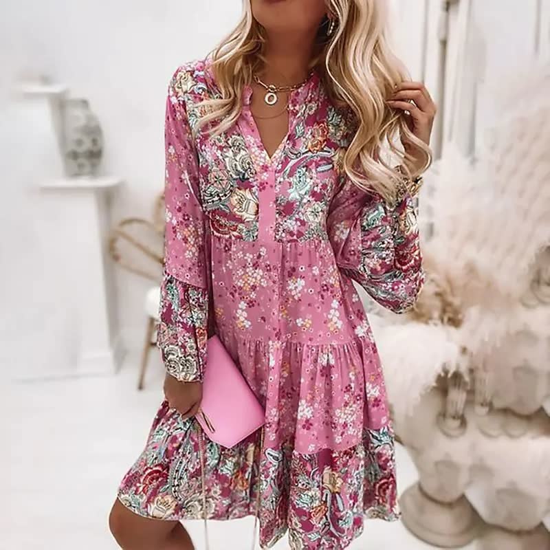 "Boho zomerjurk met V-hals, flairmouwen en levendige bohemian print; ideale luchtige jurk voor warme zomerdagen."