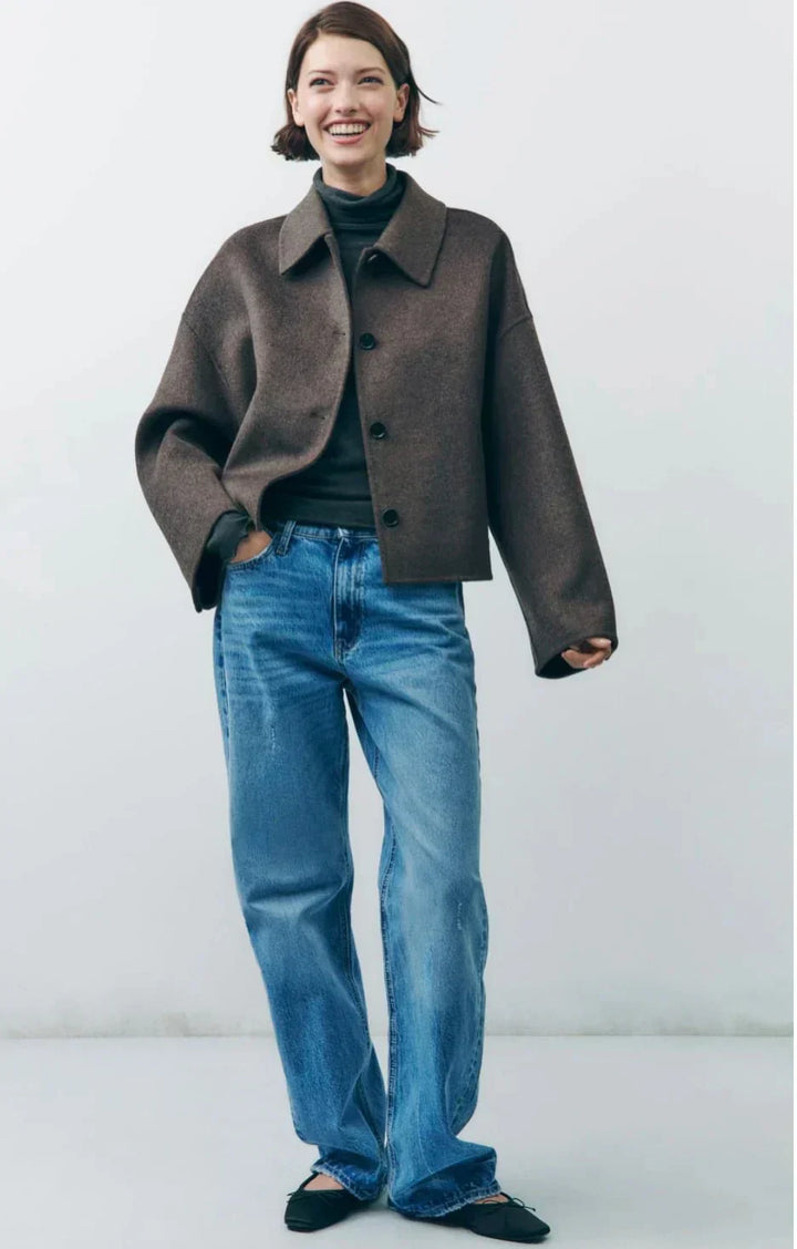 "Bruin stijlvol damesjasje met korte oversized pasvorm en praktische voorzakken, ideaal voor herfst en milde winter"