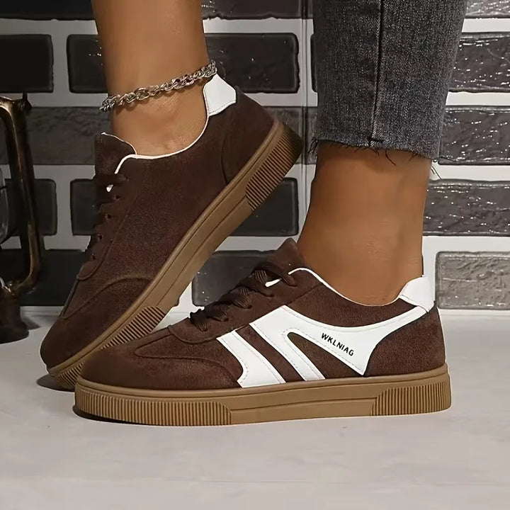 Stijlvolle bruin-witte lage damessneakers met sportieve zool, ideaal voor casual en actieve outfits.