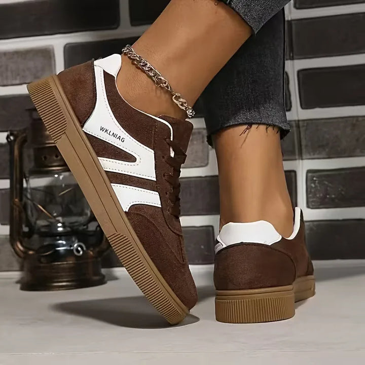 Comfortabele bruin-witte dames lage sneakers, geschikt voor vrije tijd, reizen en dagelijks gebruik.