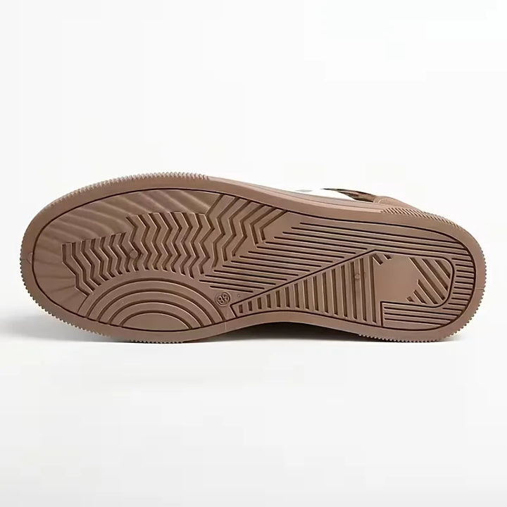 Veelzijdige bruine en witte lage damessneakers, comfortabel voor zowel casual als sportieve activiteiten.