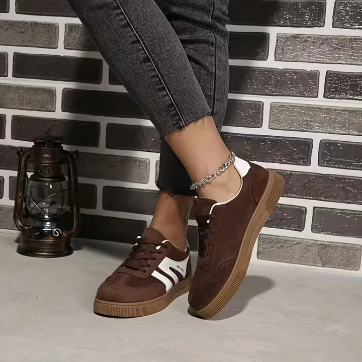 Dagelijkse bruin-witte lage damessneakers, bieden comfort en stijl voor een actieve levensstijl.