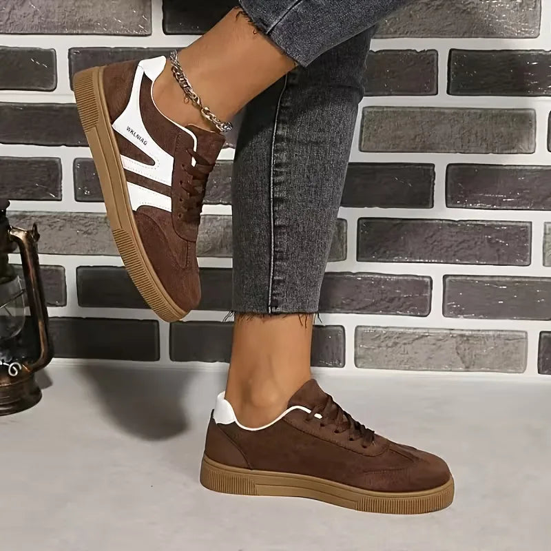 Bruin-witte lage damessneakers voor dames, een comfortabele en stijlvolle keuze voor streetwear en vrije tijd.