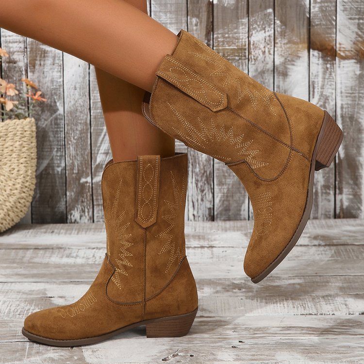 Bruine dames cowboy enkellaarzen met middenhak, stijlvol en comfortabel voor een trendy western look.