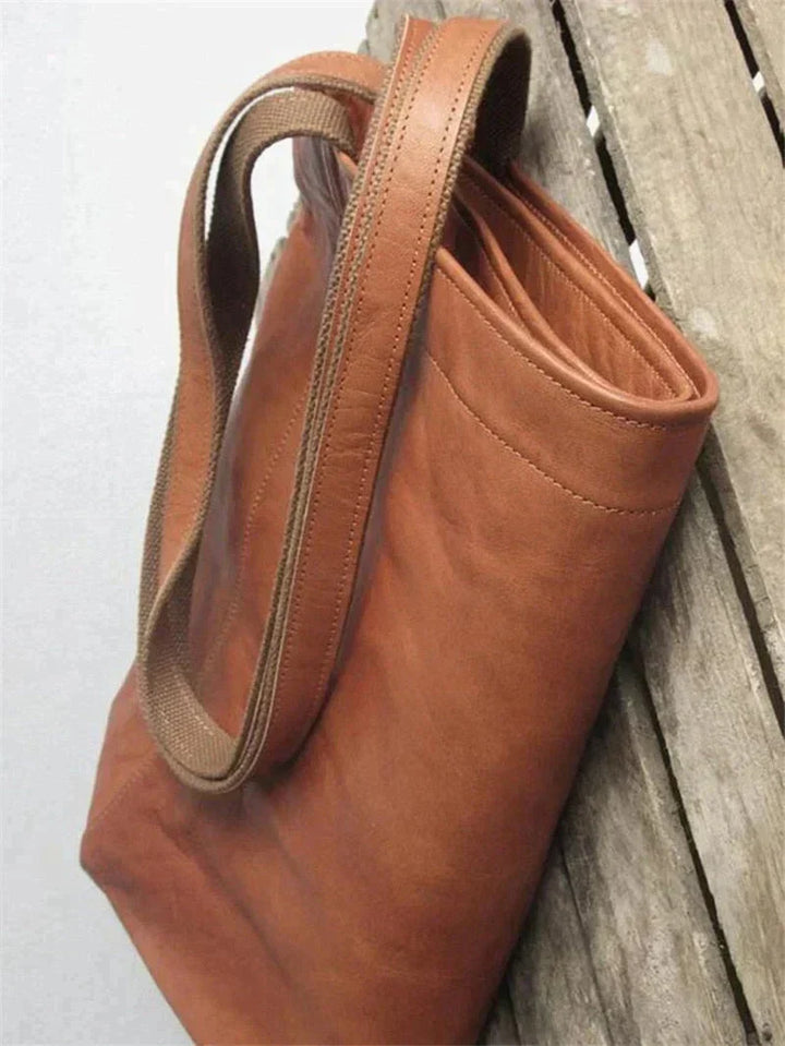 Stijlvolle zwarte dames handtas van leerlook, ruim genoeg voor al je benodigdheden, met tijdloze elegantie.