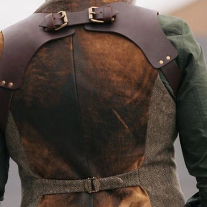 Bruine lederen heren gilet, tijdloos en stijlvol, voor elke gelegenheid, beschikbaar in bruin, zwart en grijs.