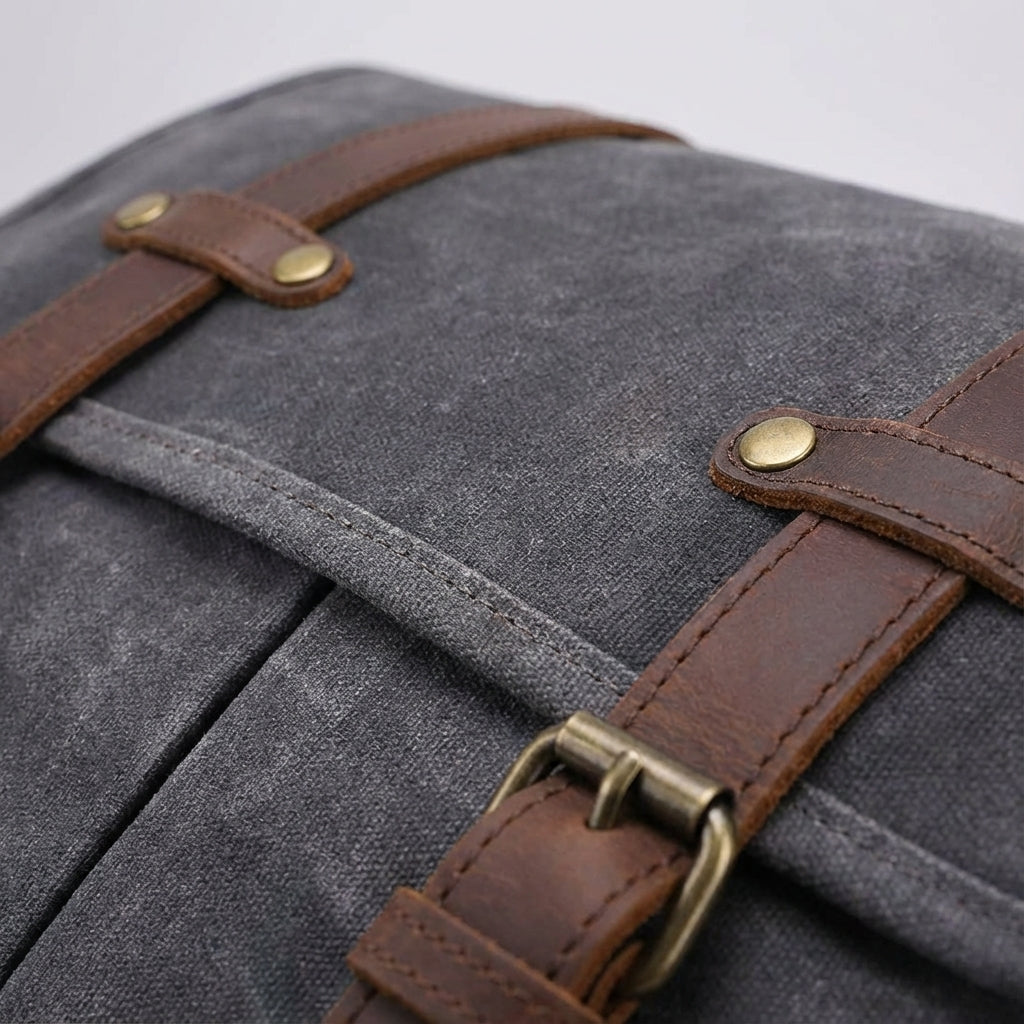 Grijze leren schoudertas MetroSatchel voor heren, praktische messenger tas met ruimte voor al je benodigdheden.