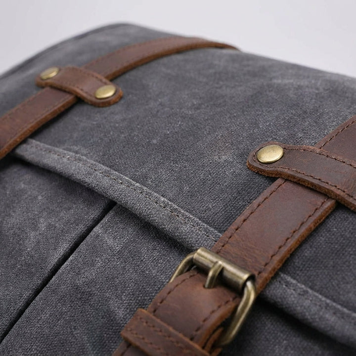 Grijze leren schoudertas MetroSatchel voor heren, praktische messenger tas met ruimte voor al je benodigdheden.