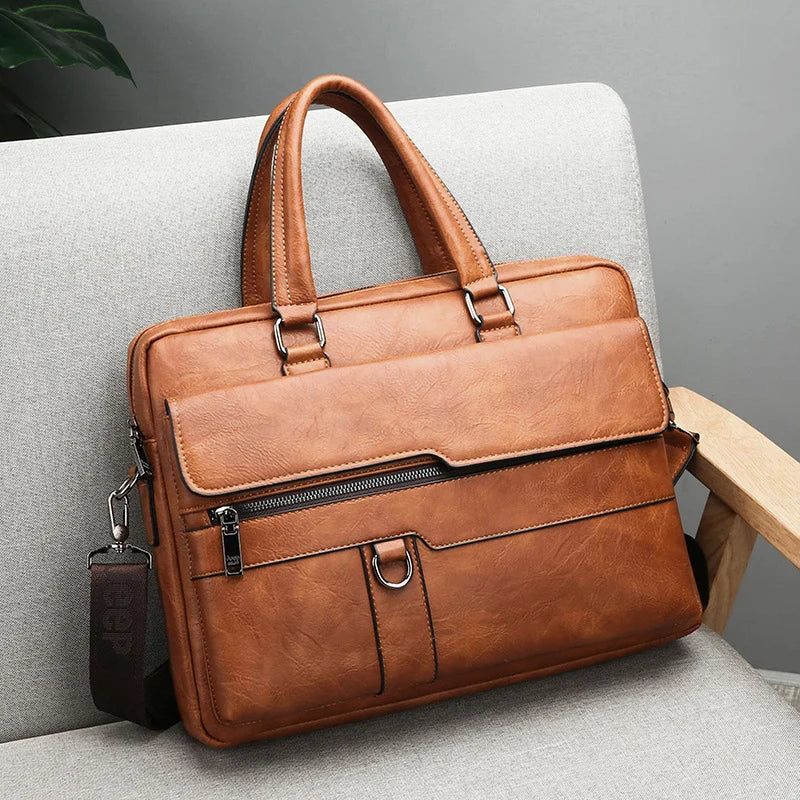 Bruine leren schoudertas voor mannen, perfect voor zakelijk en casual gebruik, met duurzame afwerking.