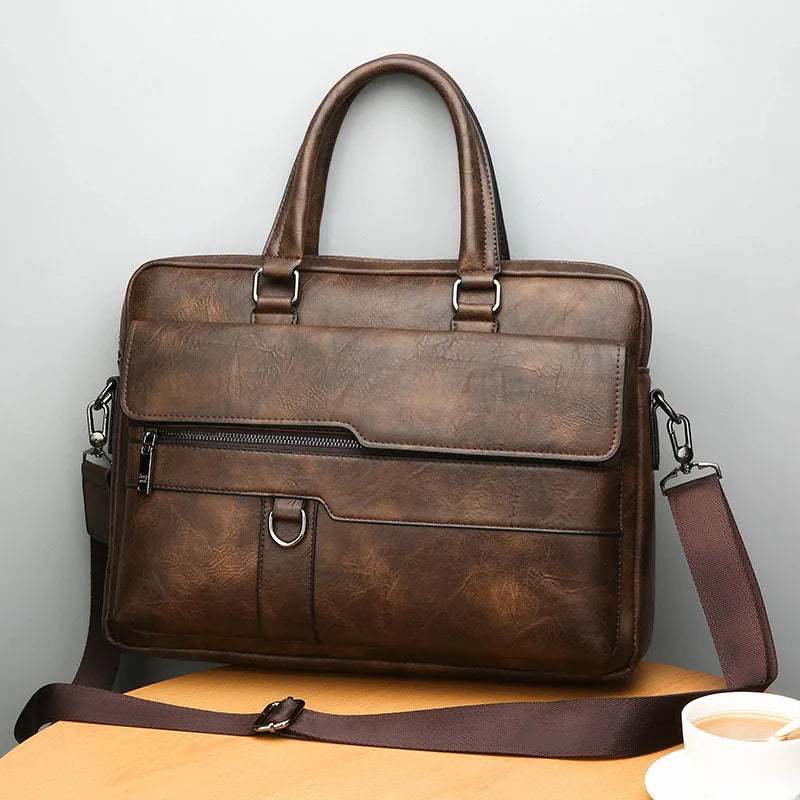 Elegante mannen schoudertas van hoogwaardig bruin leer, ideaal accessoire voor dagelijks gebruik.