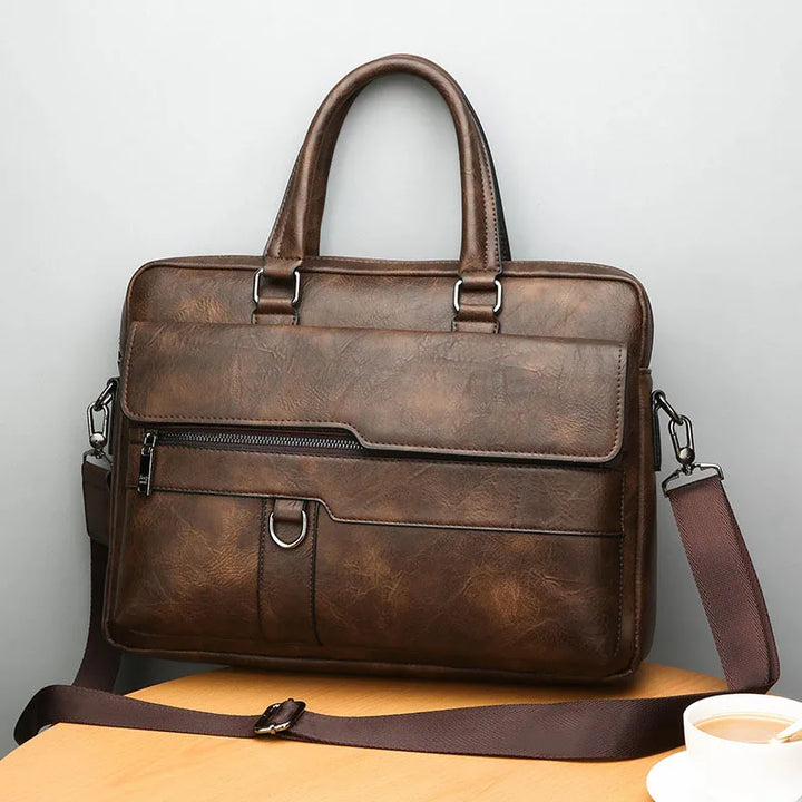 Elegante mannen schoudertas van hoogwaardig bruin leer, ideaal accessoire voor dagelijks gebruik.
