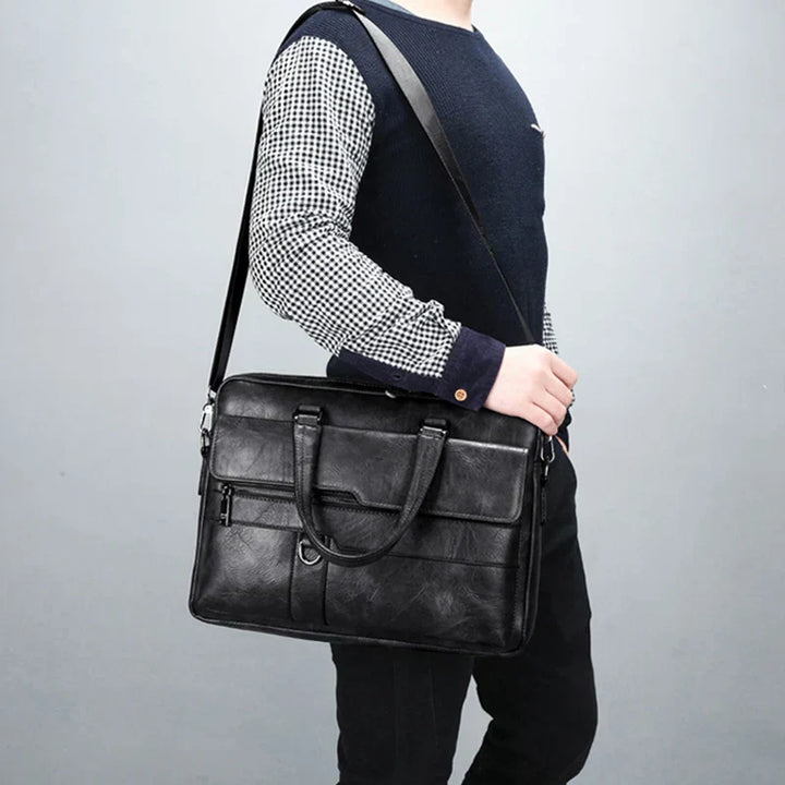 Lifestyle foto van een man met een bruine leren schoudertas, casual chic accessoire.