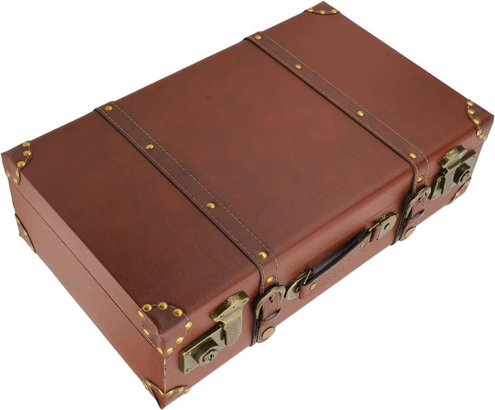 Elegante bruine vintage lederen koffer met metalen slot; perfect retro reisaccessoire voor korte trips.