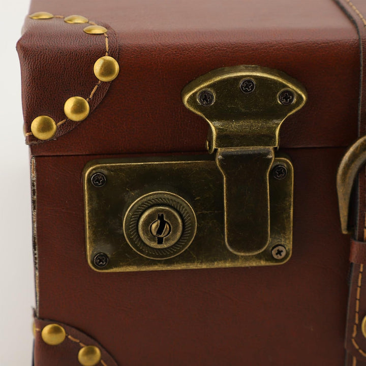 Gedetailleerde bruine vintage lederen koffer met glimmend slot; functionele retro reiskoffer.