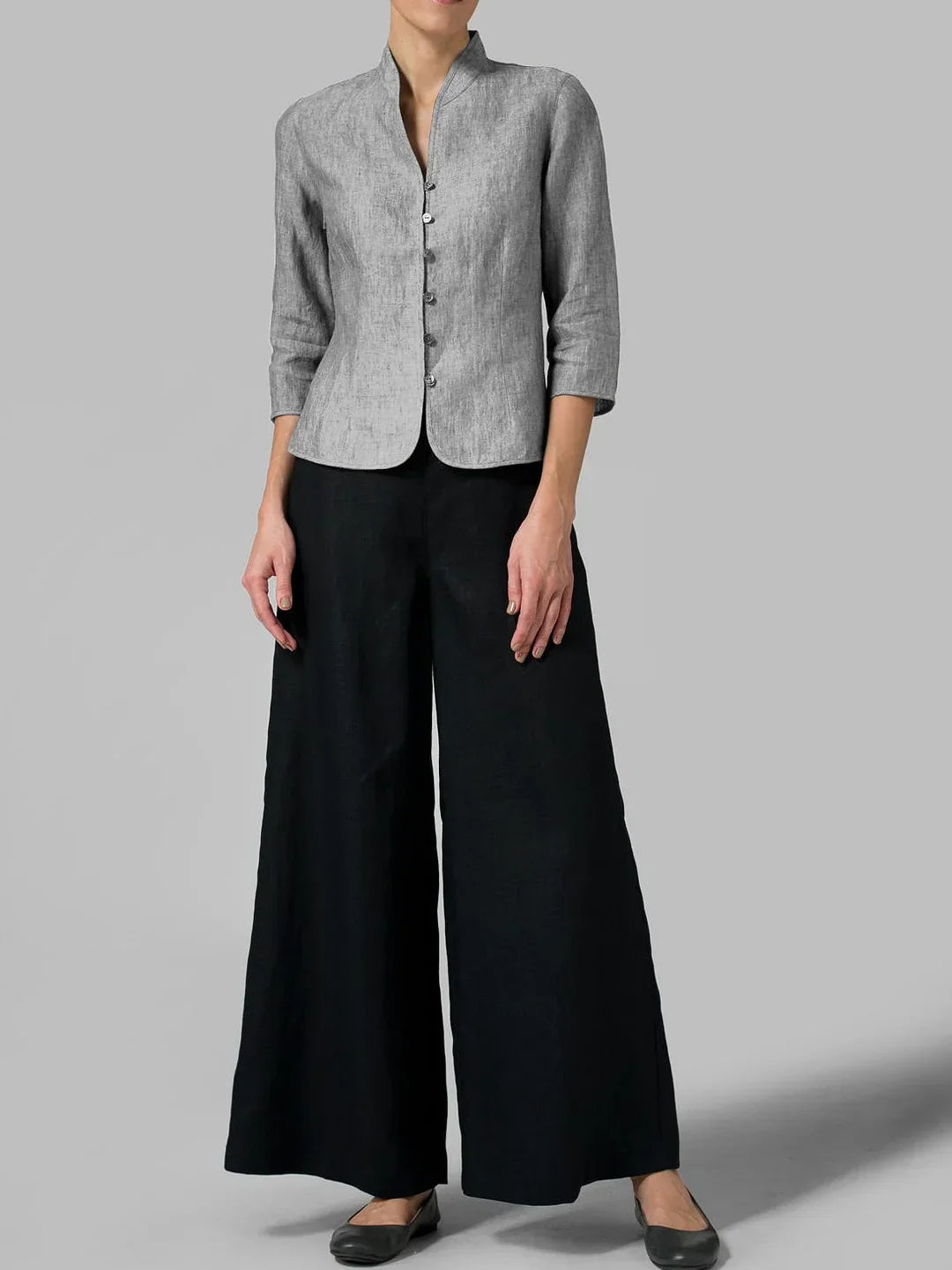 "Carmencita damesblouse, elegante hoge kraag, getailleerde pasvorm, zachte stof, geschikt voor zakelijke en casual looks."