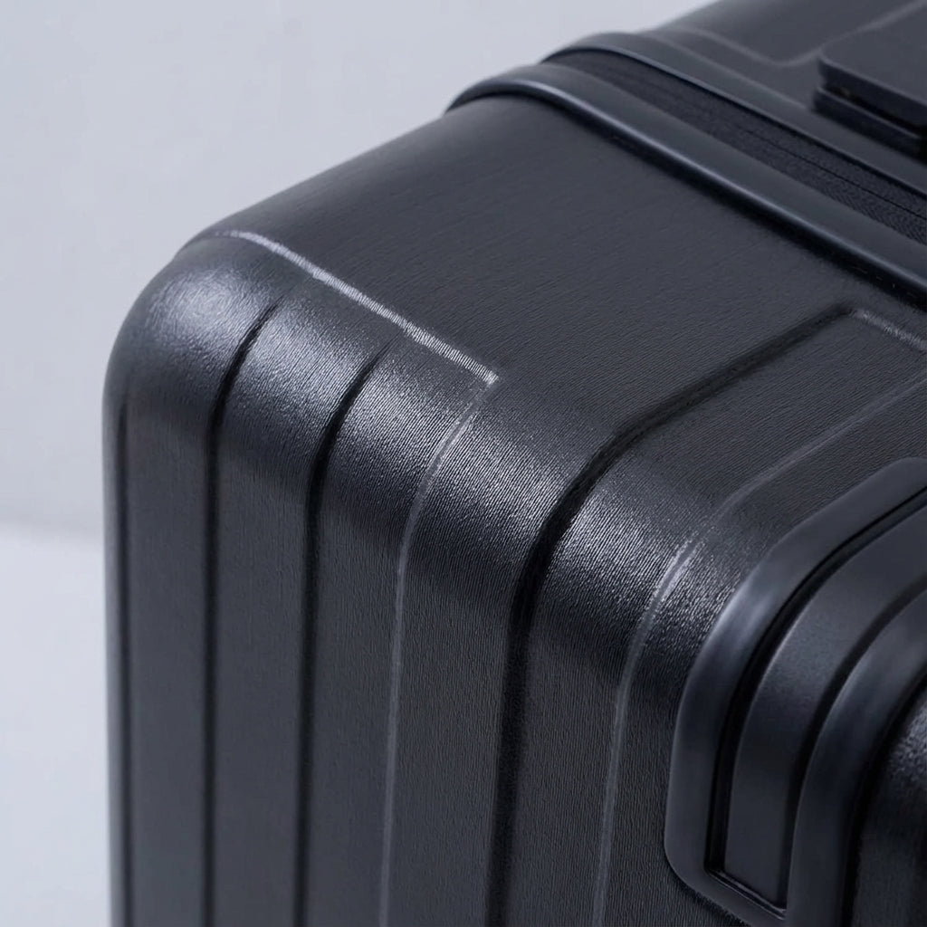 Slimme carry-on koffer met handig voorvak voor laptop. Snel toegang tot essentials op luchthaven. Zwart design.