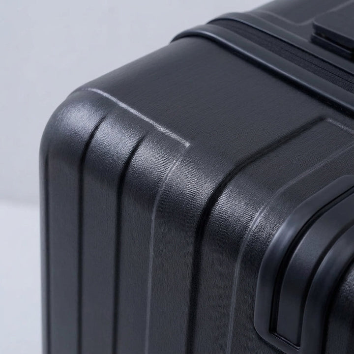 Slimme carry-on koffer met handig voorvak voor laptop. Snel toegang tot essentials op luchthaven. Zwart design.