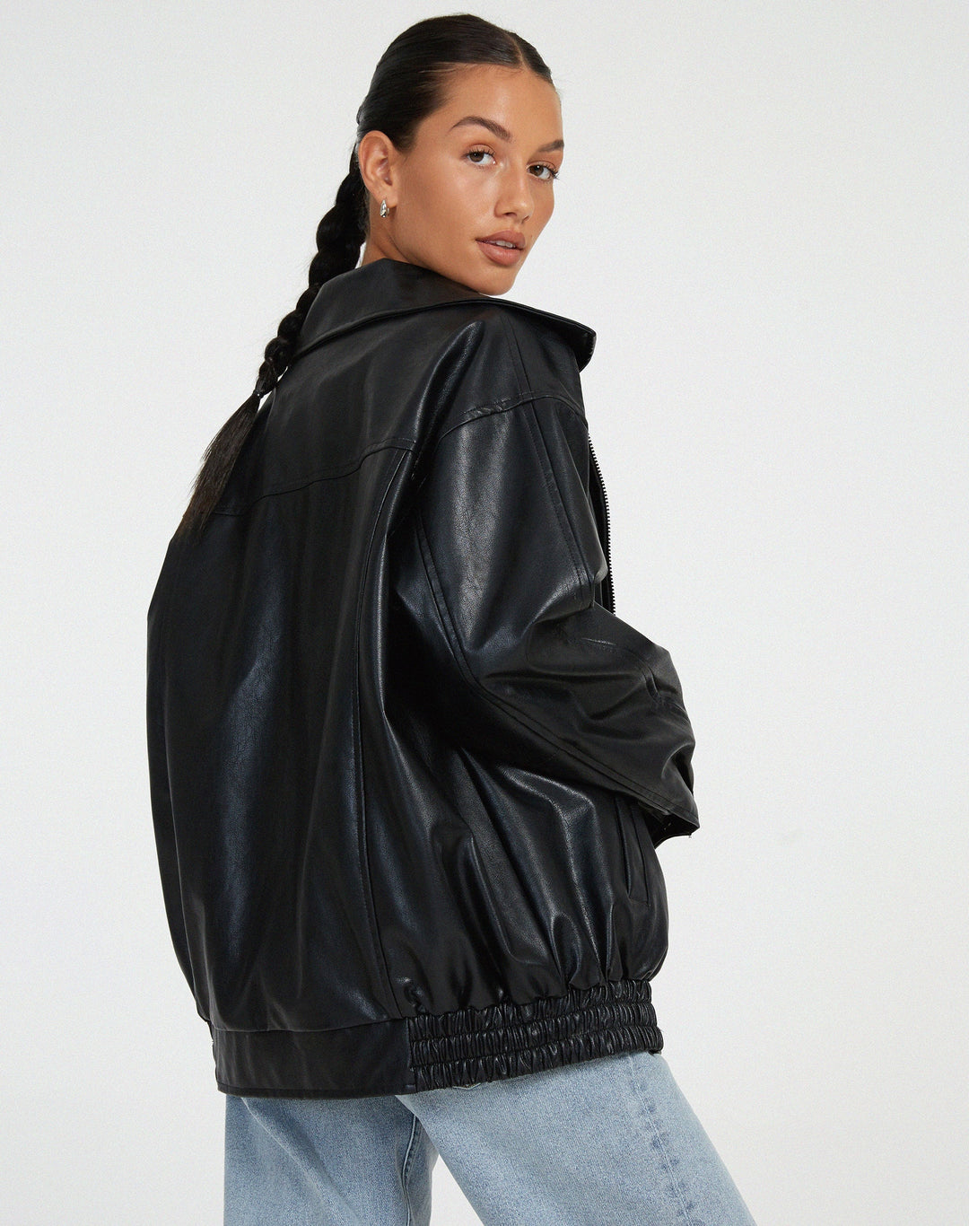 Zwarte oversized leren jas voor dames, trendy en ideaal voor een casual outfit.