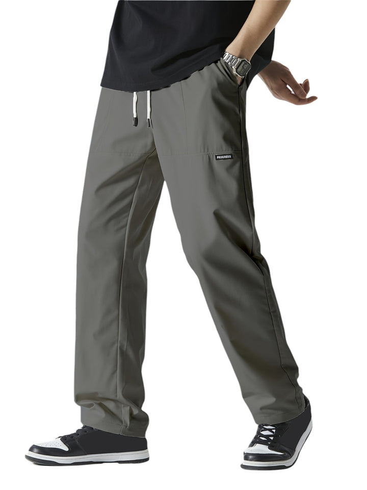 "Casual chique heren joggingbroek, donkergrijs, ademende stof, elastische tailleband met trekkoord, comfortabele pasvorm."