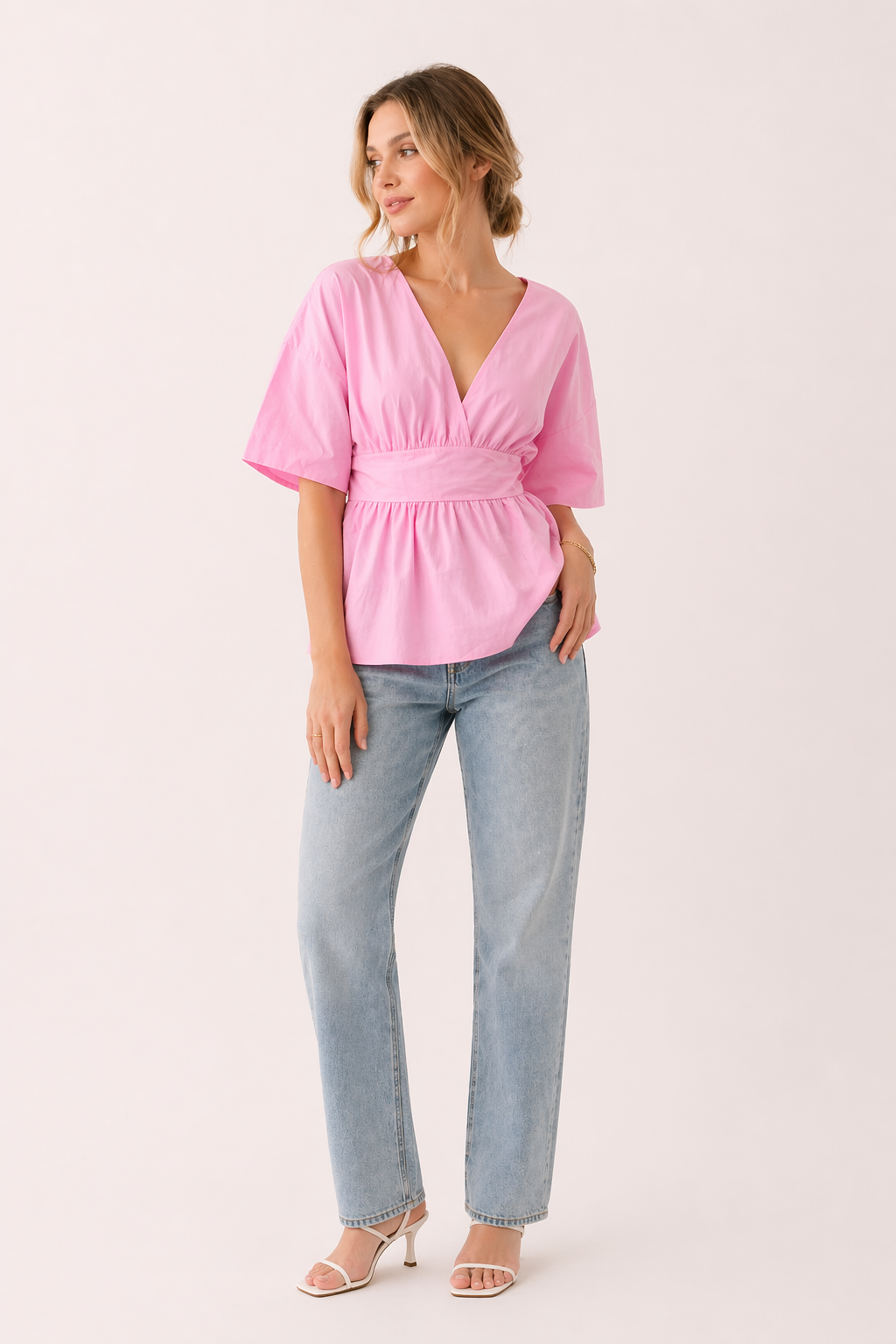 Casual damesblouse met diepe V-hals en elegante wijde mouwen, perfect voor een zomerse daglook.