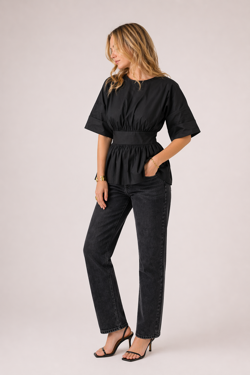 Veelzijdige casual damesblouse met V-hals en wijde mouwen, perfect voor lente en zomerse dagen.