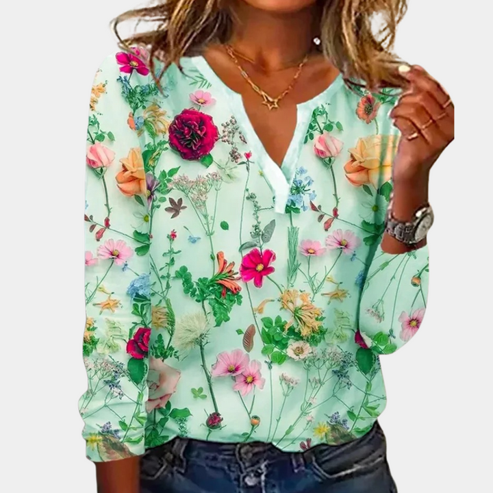 "Casual gebloemde damesblouse met levendig bloemmotief, luchtig ontwerp, ideaal voor lente en zomer."