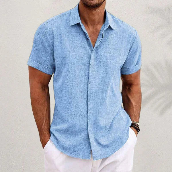 Model draagt een casual Luca herenoverhemd met korte mouwen, katoen-linnen, voor een comfortabele zomerse uitstraling.