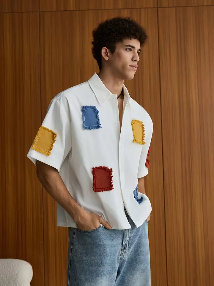Trendy heren patchwork overhemd met korte mouwen. Casual zomerkleding met uniek patroon.