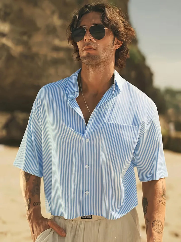 Zomers herenoverhemd met korte mouwen, V-hals en strepen, perfect voor strand of casual herenmode.