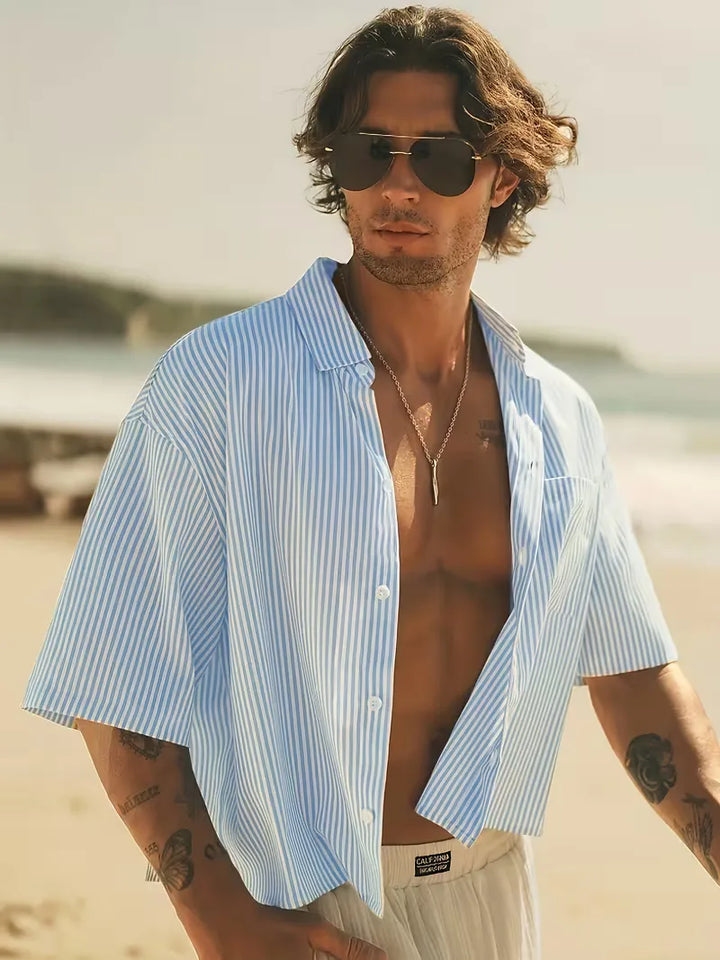 Lichtblauw gestreept herenoverhemd met korte mouwen en V-hals, een casual regular fit voor de zomer.