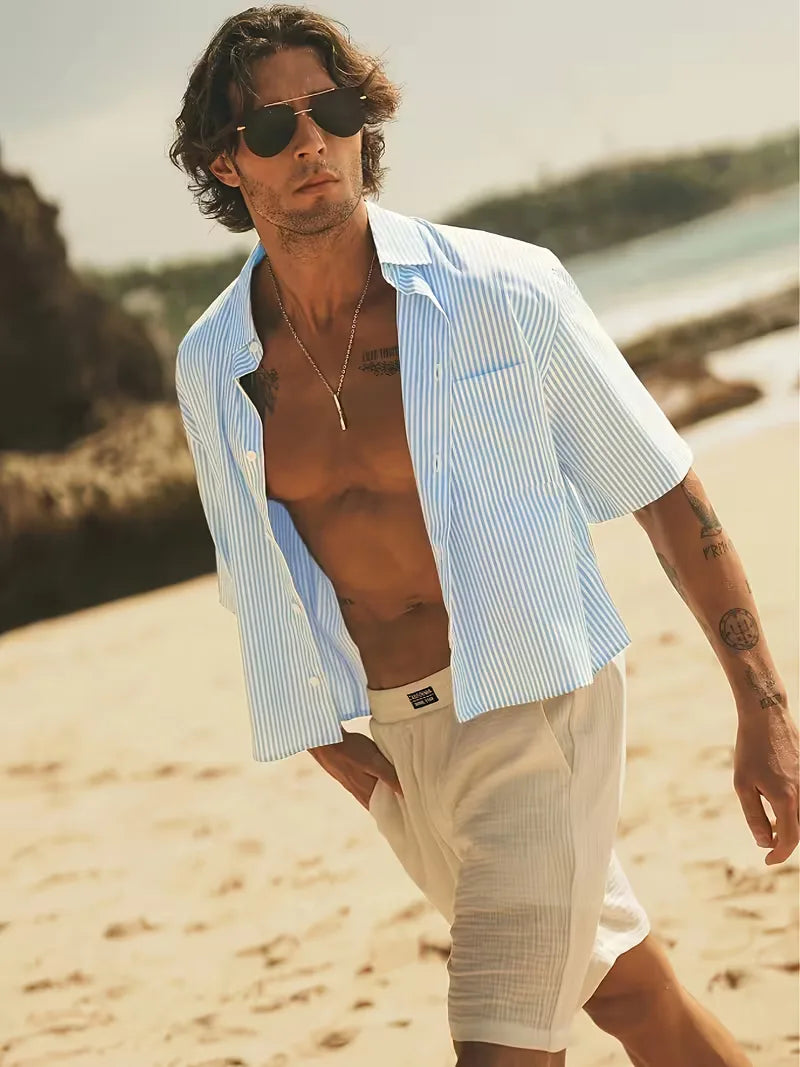 Rood gestreept casual herenoverhemd met korte mouwen, V-hals, voor zomerse stranddagen en vakantie.