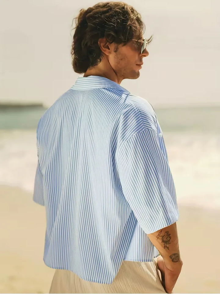 Stijlvol herenoverhemd met korte mouwen, V-hals en strepen, perfect voor een casual zomeroutfit.