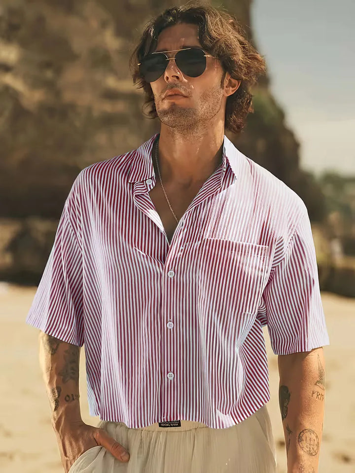 Lichtblauw en rood gestreept herenoverhemd, korte mouw, V-hals, casual en comfortabel zomerkledingstuk.