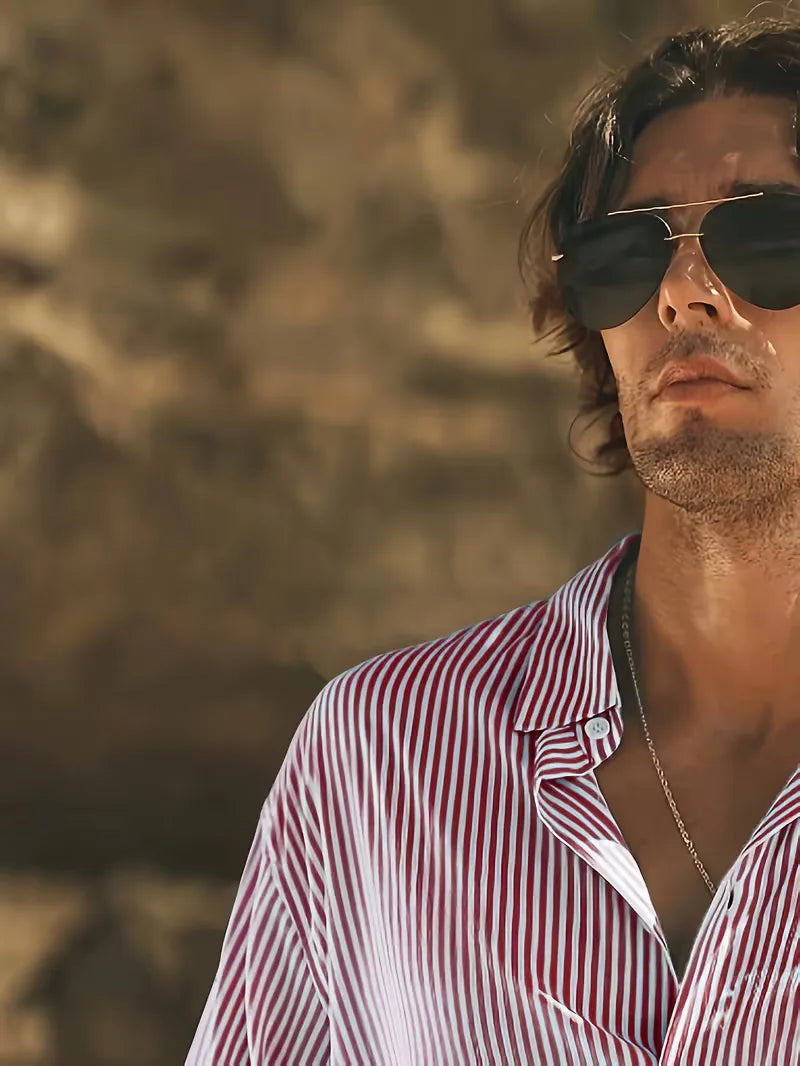 Zomers herenmode: casual overhemd met korte mouw, V-hals en strepen, perfect voor warme dagen.