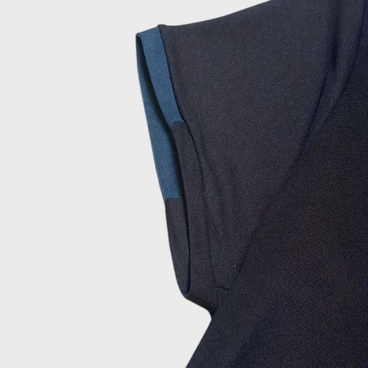 "Casual herenpolo in polyester, stijlvol ontwerp met knopen en korte mouwen, ademend en kreukbestendig."