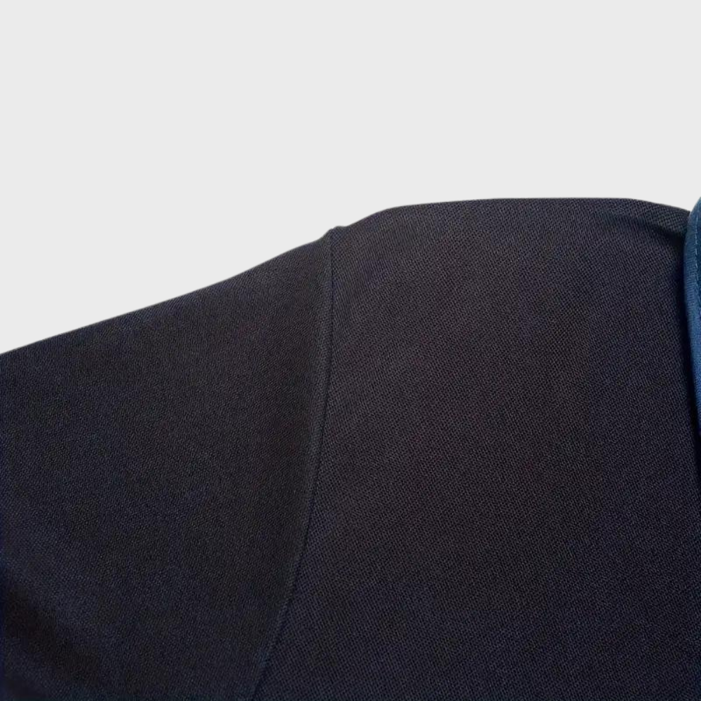 "Casual herenpolo in polyester, stijlvol ontwerp met knopen en korte mouwen, ademend en kreukbestendig."