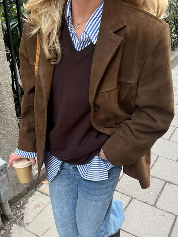 Casual vintage damesjas met losse pasvorm, luxueuze bruine stof, voor een elegante winterstijl en comfort.