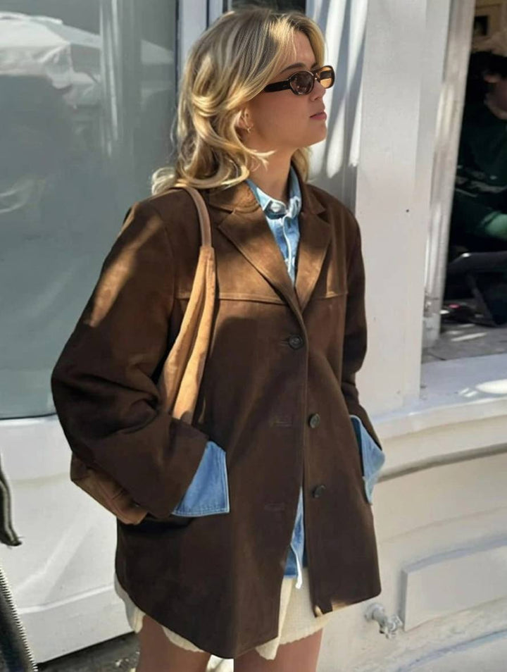 Casual vintage damesjas met losse pasvorm, luxueuze bruine stof, voor een elegante winterstijl en comfort.