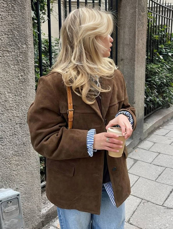 Casual vintage damesjas met losse pasvorm, luxueuze bruine stof, voor een elegante winterstijl en comfort.
