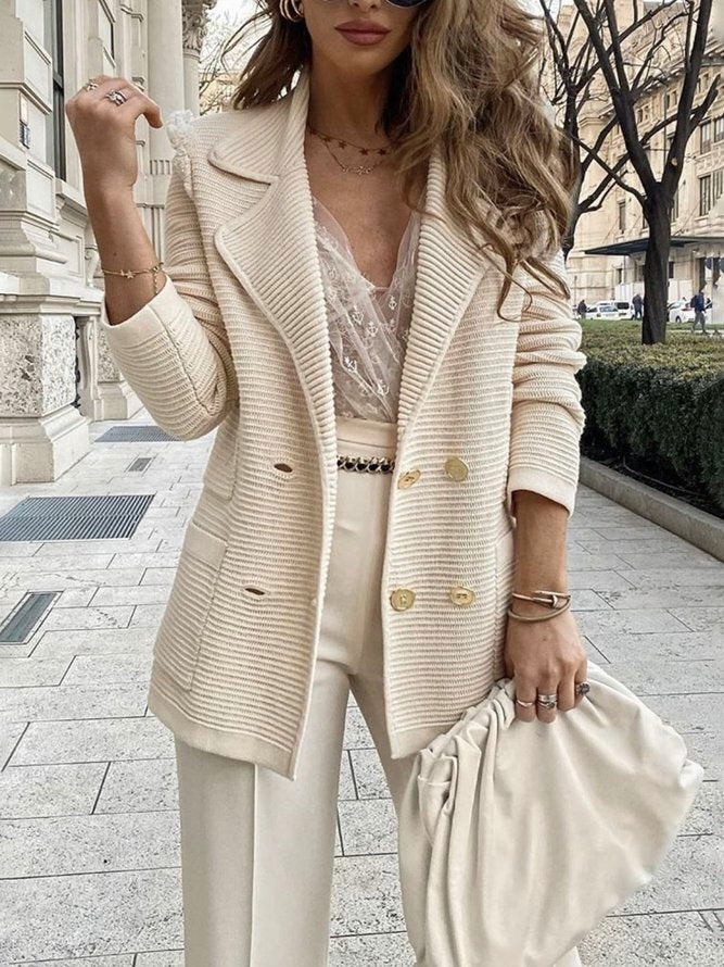 Dames Isabella blazer: stijlvol en comfortabel, ideaal voor zakelijke kleding of lente mode. Beige elegante blazer.