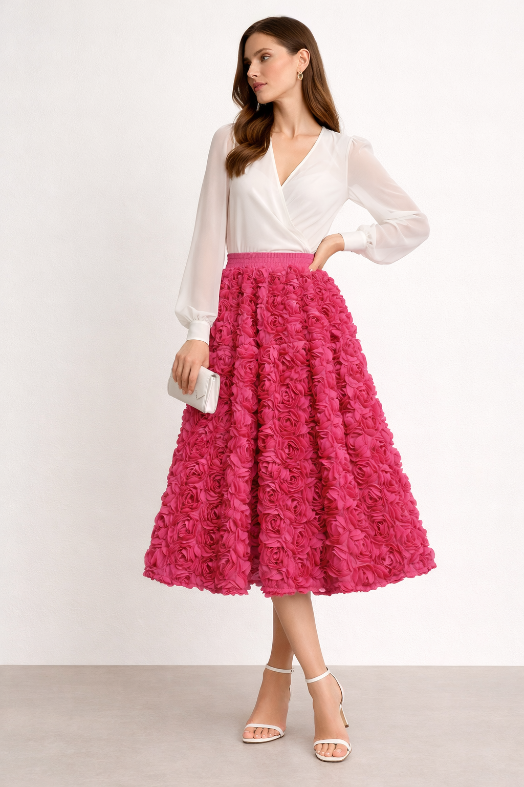 Close-up van de gedetailleerde bloemenprint en het subtiele reliëf op deze elegante dames midirok.