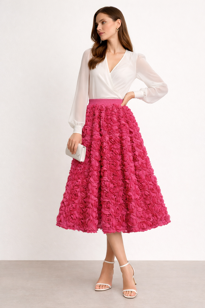 Close-up van de gedetailleerde bloemenprint en het subtiele reliëf op deze elegante dames midirok.