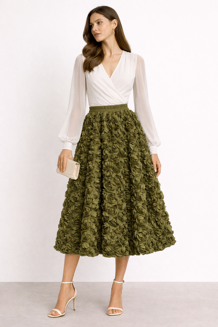 Rosa bloemen midirok met volume en reliëf voor dames. Een elegante en veelzijdige keuze voor lente/zomer.