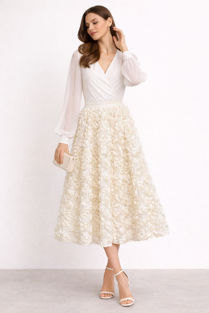 Dames bloemen midirok in zwart, met volume en subtiel reliëf. Comfortabel en stijlvol voor elke gelegenheid.