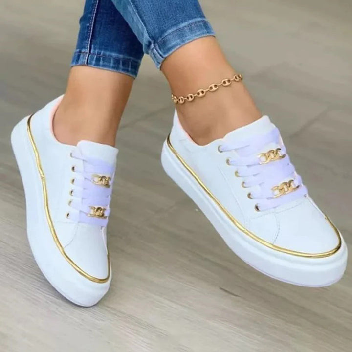 Chique damesschoenen met goud detail, comfortabel zwart ontwerp, perfect voor elke modieuze gelegenheid.
