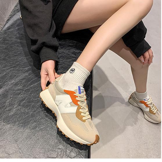 "Chique damessneakers aan zijaanzicht; stijlvolle beige trainers met moderne look en comfortabele pasvorm."
